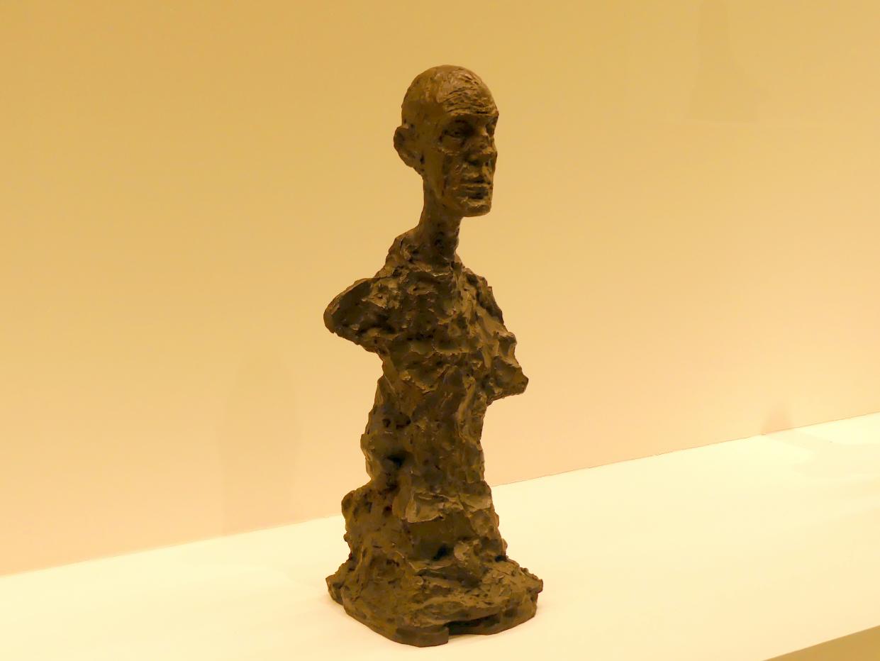 Alberto Giacometti (1914–1965), Büste von Diego, Prag, Nationalgalerie im Messepalast, Ausstellung "Alberto Giacometti" vom 18.07.-01.12.2019, Kleine Skulpturen, 1964, Bild 2/3