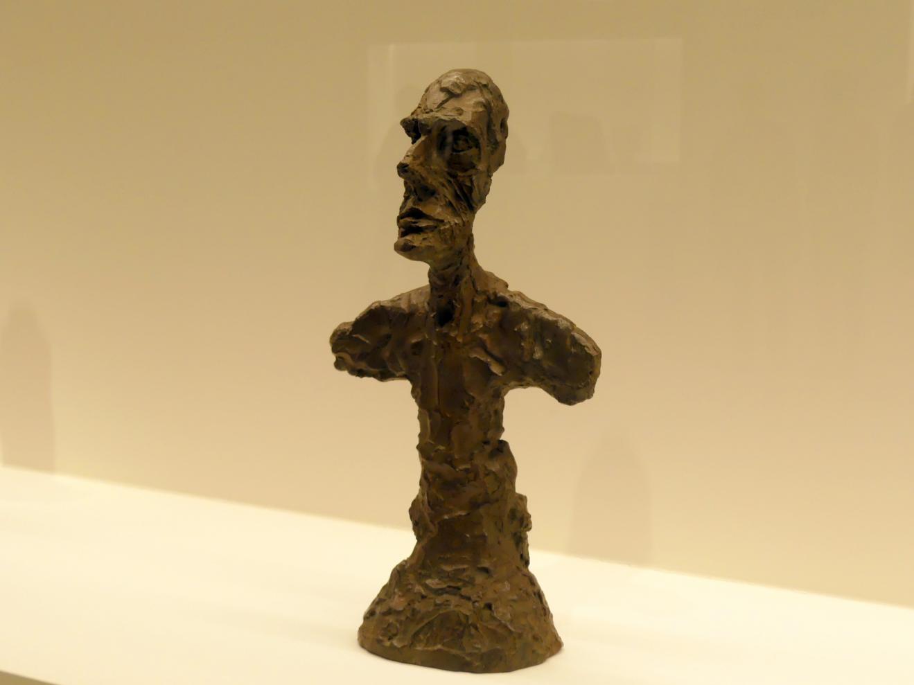 Alberto Giacometti (1914–1965), Büste eines Mannes ("New York I"), Prag, Nationalgalerie im Messepalast, Ausstellung "Alberto Giacometti" vom 18.07.-01.12.2019, Kleine Skulpturen, 1965, Bild 2/3