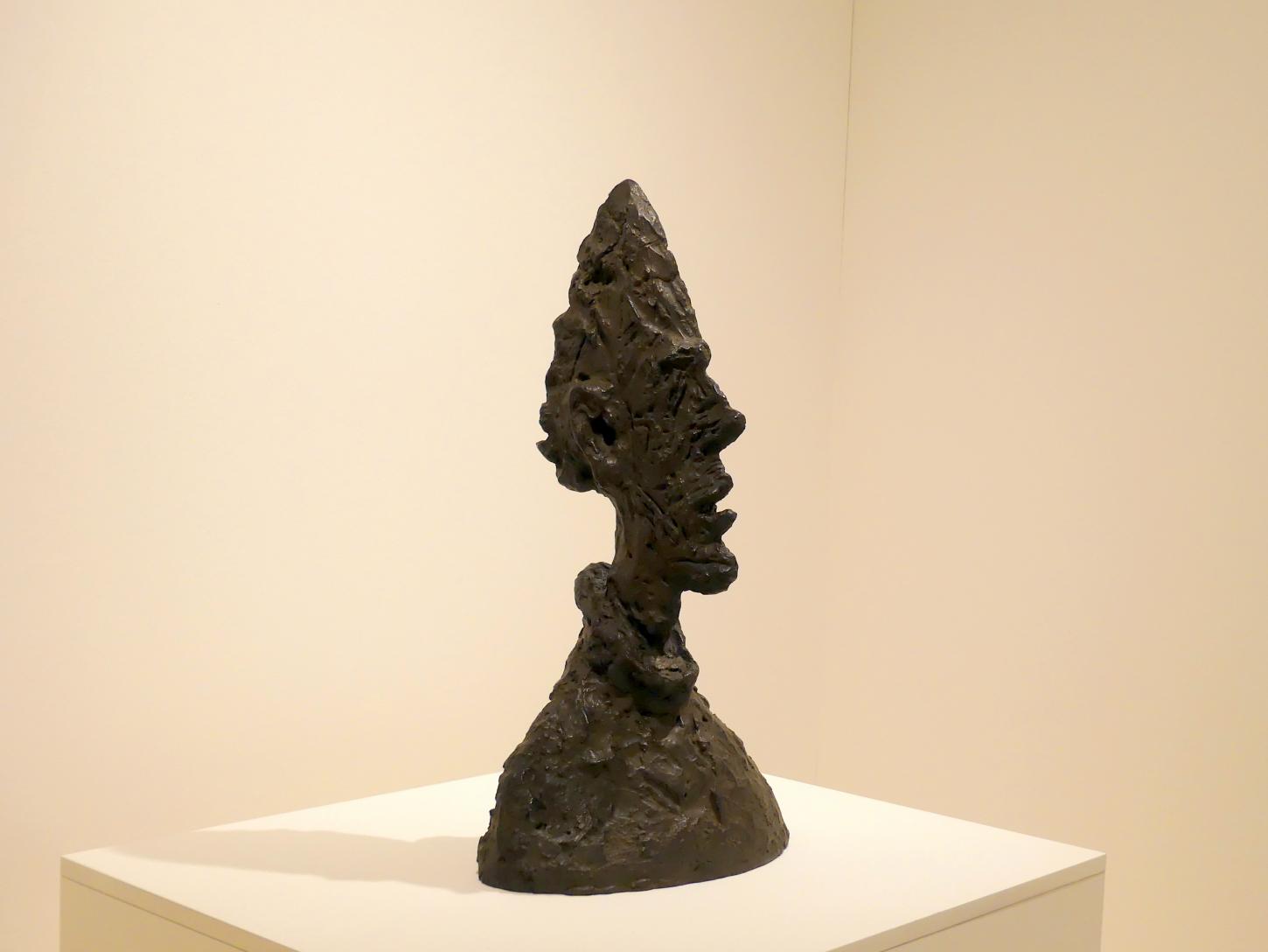 Alberto Giacometti (1914–1965), Hoher schmaler Kopf, Prag, Nationalgalerie im Messepalast, Ausstellung "Alberto Giacometti" vom 18.07.-01.12.2019, Kleine Skulpturen, 1954, Bild 2/4