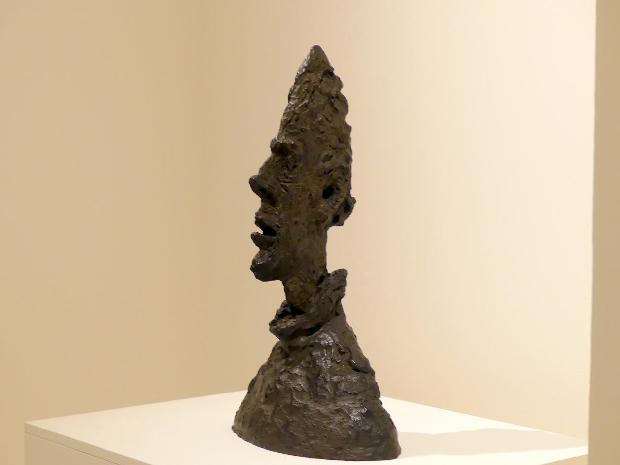 Alberto Giacometti (1914–1965), Hoher schmaler Kopf, Prag, Nationalgalerie im Messepalast, Ausstellung "Alberto Giacometti" vom 18.07.-01.12.2019, Kleine Skulpturen, 1954, Bild 3/4