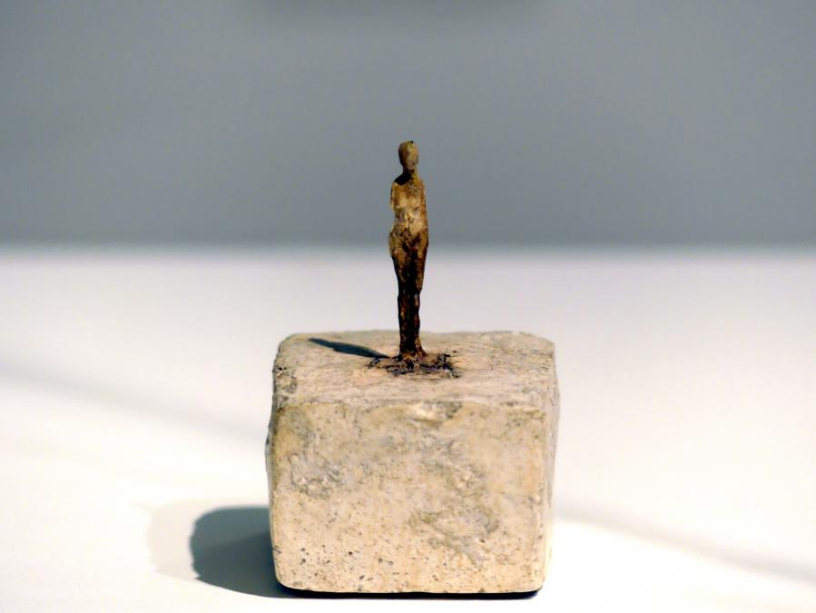 Alberto Giacometti (1914–1965), Sehr kleine Statuette, Prag, Nationalgalerie im Messepalast, Ausstellung "Alberto Giacometti" vom 18.07.-01.12.2019, Kleine Skulpturen, 1937–1939, Bild 2/4