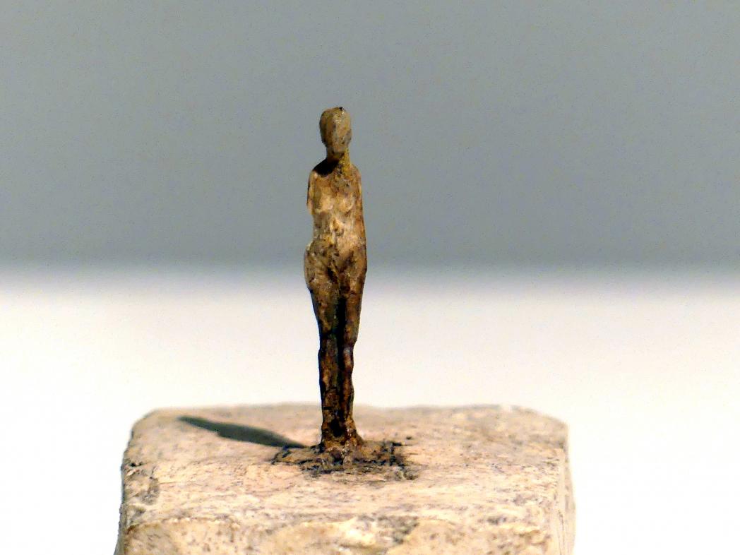 Alberto Giacometti (1914–1965), Sehr kleine Statuette, Prag, Nationalgalerie im Messepalast, Ausstellung "Alberto Giacometti" vom 18.07.-01.12.2019, Kleine Skulpturen, 1937–1939, Bild 3/4