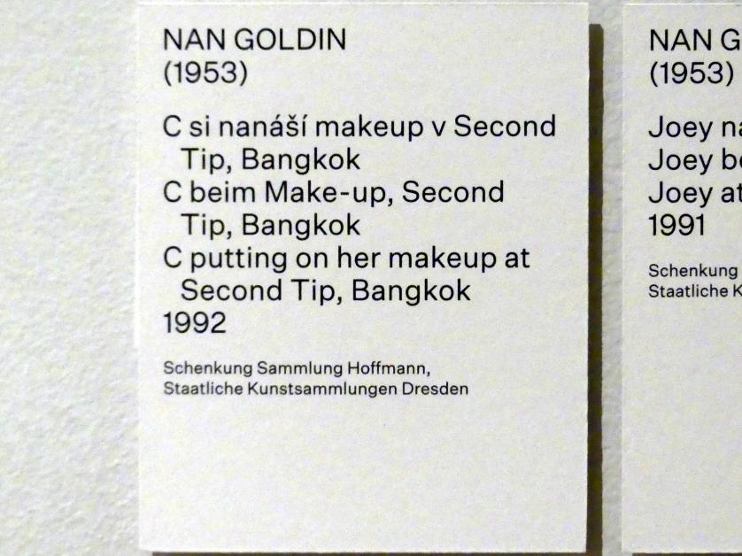 Nan Goldin (1984–1997), C beim Make-up, Second Tip, Bangkok, Prag, Nationalgalerie im Salm-Palast, Ausstellung "Möglichkeiten des Dialogs" vom 02.12.2018-01.12.2019, Saal 4, 1992, Bild 2/2