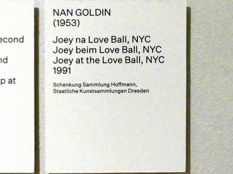 Nan Goldin (1984–1997), Joey beim Love Ball, NYC, Prag, Nationalgalerie im Salm-Palast, Ausstellung "Möglichkeiten des Dialogs" vom 02.12.2018-01.12.2019, Saal 4, 1991, Bild 2/2