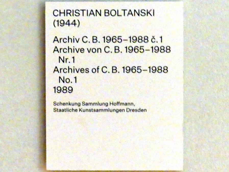 Christian Boltanski (1970–2000), Archive von C. B. 1965-1988 Nr. 1, Prag, Nationalgalerie im Salm-Palast, Ausstellung "Möglichkeiten des Dialogs" vom 02.12.2018-01.12.2019, Saal 6, 1989, Bild 2/2