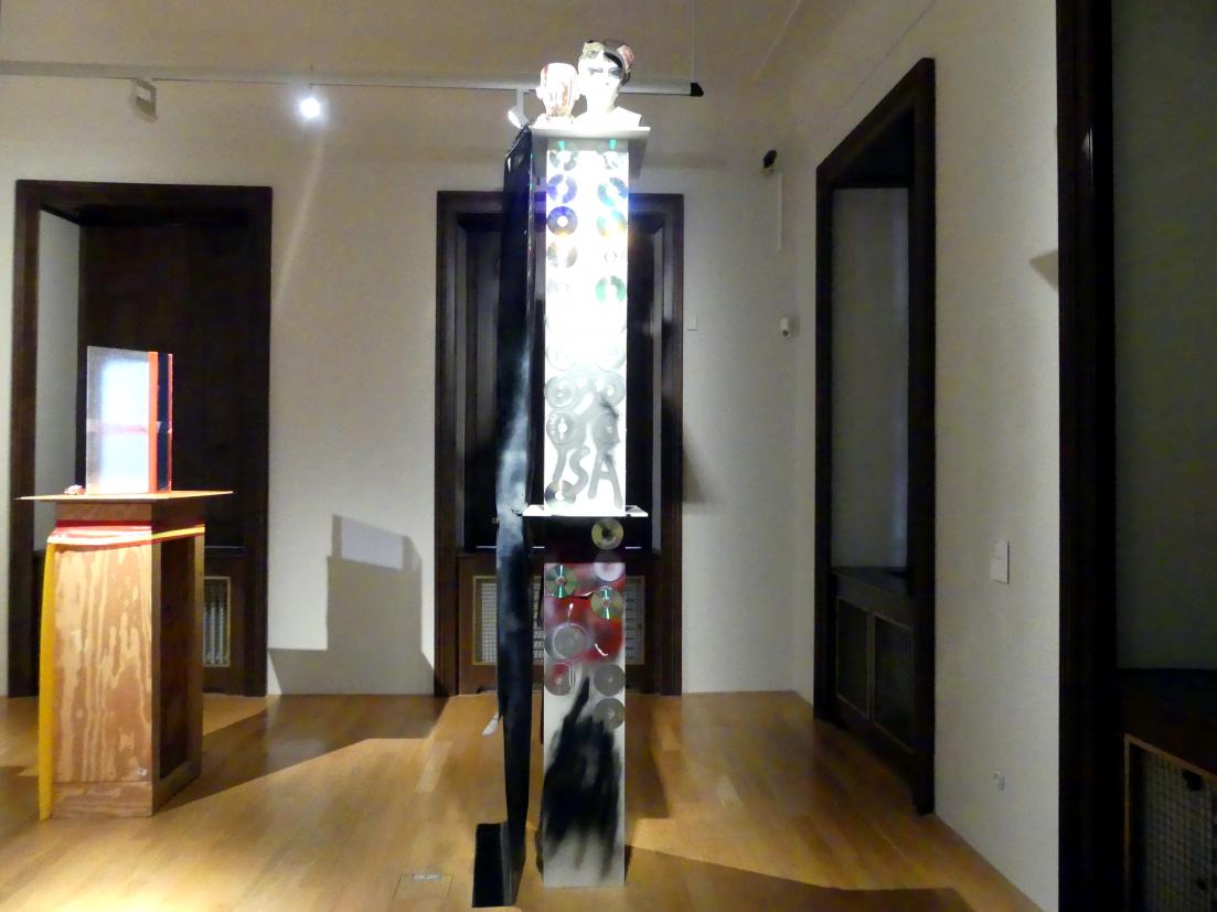 Isa Genzken (1974–2015), Wind (B), Prag, Nationalgalerie im Salm-Palast, Ausstellung "Möglichkeiten des Dialogs" vom 02.12.2018-01.12.2019, Saal 12, 2009, Bild 2/3