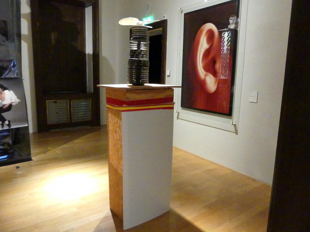 Isa Genzken (1974–2015), Fuck the Bauhaus (#1), Prag, Nationalgalerie im Salm-Palast, Ausstellung "Möglichkeiten des Dialogs" vom 02.12.2018-01.12.2019, Saal 12, 2000