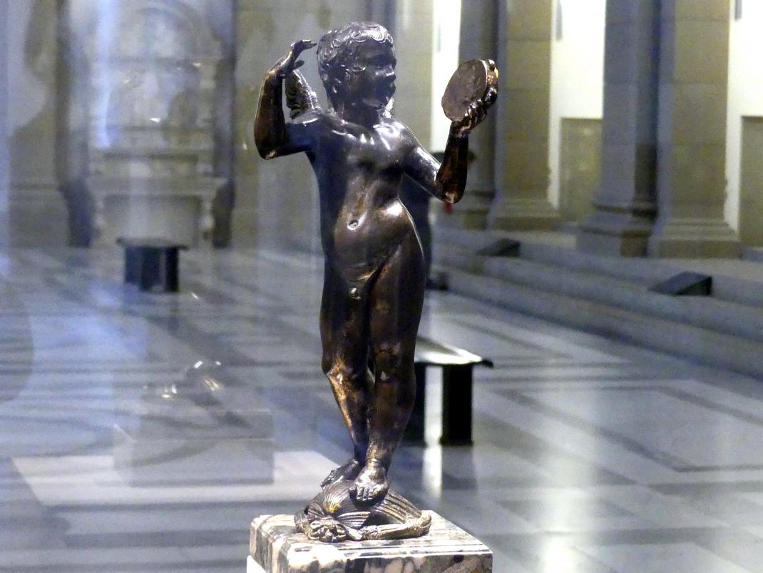 Donatello (1412–1466), Putto mit Tamburin, Siena, Baptisterium, jetzt Berlin, Bode-Museum, Basilika, 1428–1429, Bild 2/7