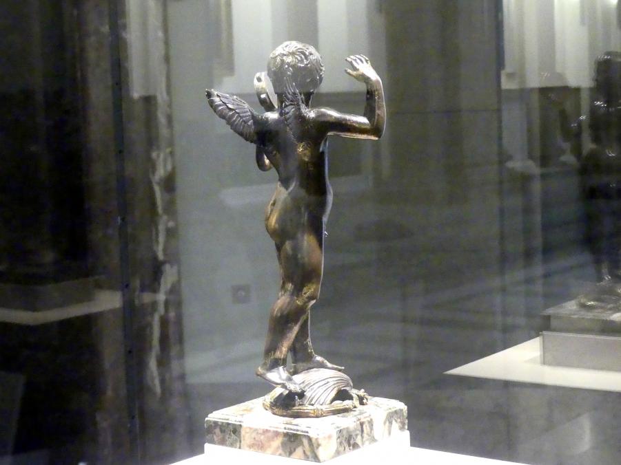 Donatello (1412–1466), Putto mit Tamburin, Siena, Baptisterium, jetzt Berlin, Bode-Museum, Basilika, 1428–1429, Bild 3/7