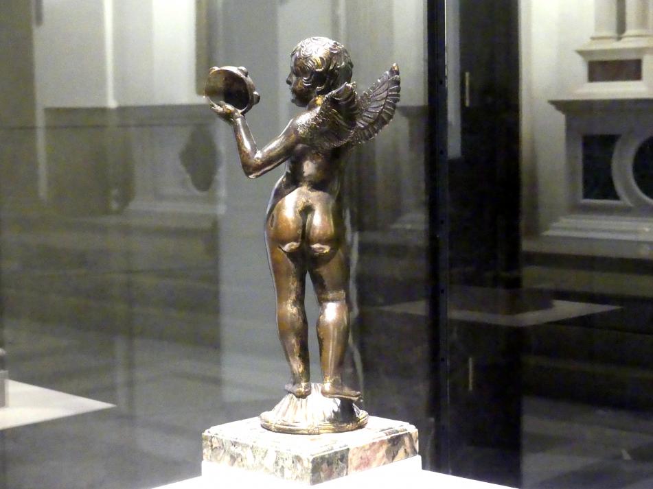 Donatello (1412–1466), Putto mit Tamburin, Siena, Baptisterium, jetzt Berlin, Bode-Museum, Basilika, 1428–1429, Bild 4/7