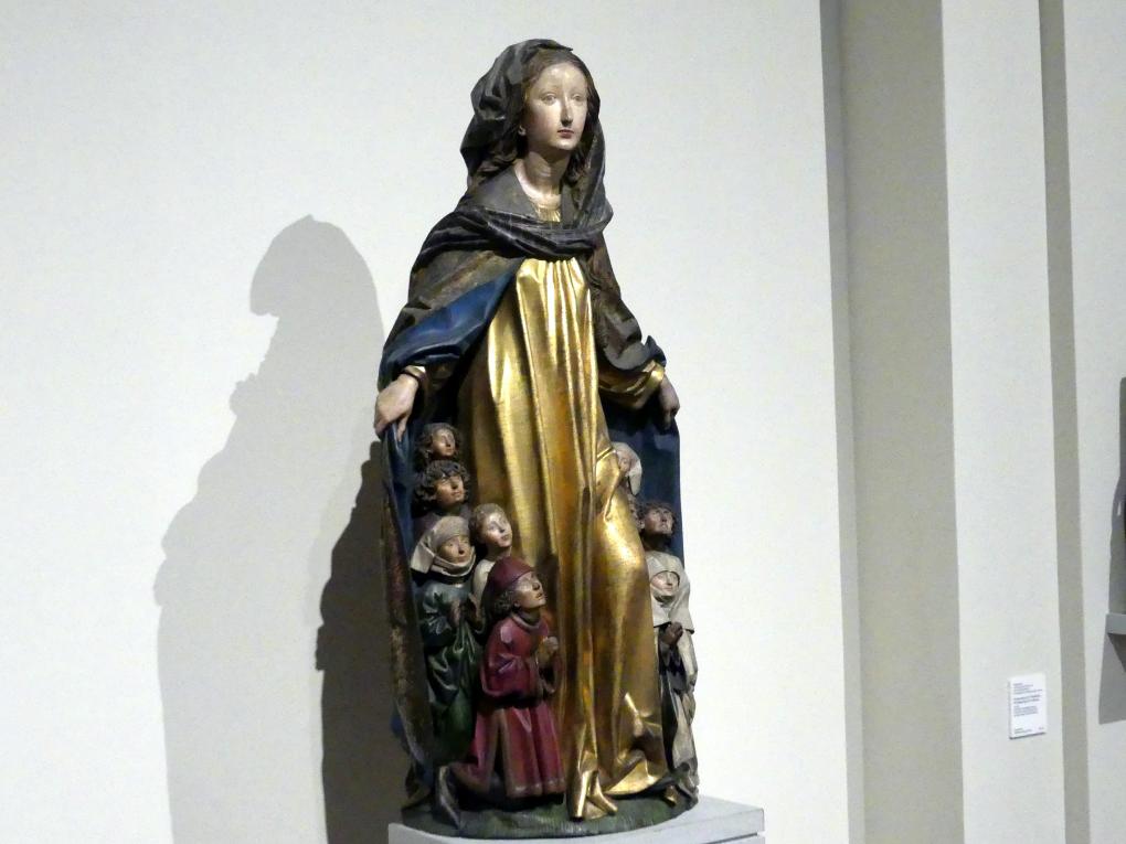 Michel Erhart (1472–1516), Maria mit dem Schutzmantel aus der Liebfrauenkirche in Ravensburg, Ravensburg, Liebfrauenkirche, jetzt Berlin, Bode-Museum, Saal 107, um 1480, Bild 3/4
