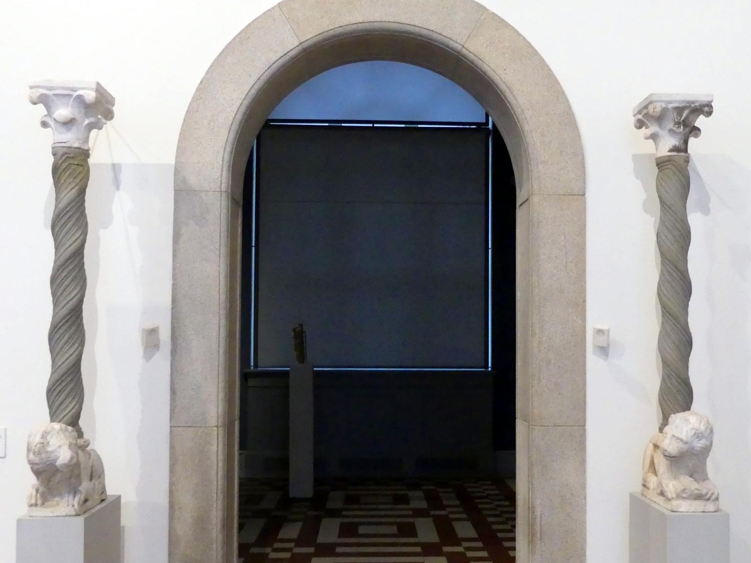 Agnolo di Ventura (1325), Zwei Löwen mit gewundenen Säulen und Knospenkapitellen, Berlin, Bode-Museum, Saal 108, 1. Hälfte 14. Jhd., Bild 3/4
