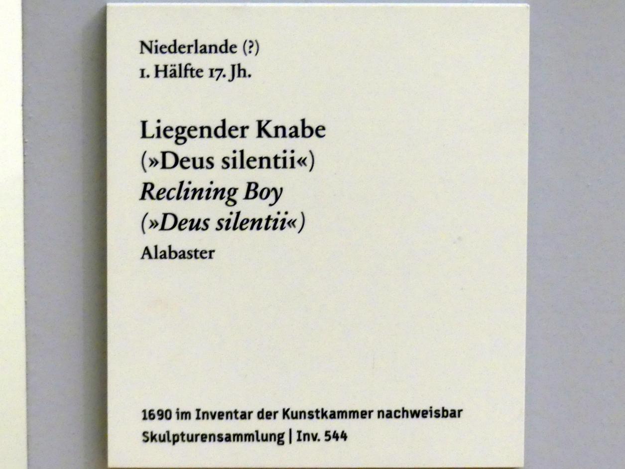 Liegender Knabe ("Deus silentii"), Berlin, Bode-Museum, Saal 217, 1. Hälfte 17. Jhd., Bild 2/2