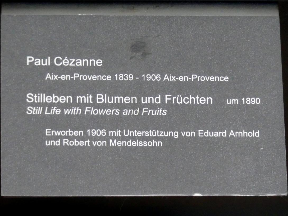 Paul Cézanne (1866–1906), Stillleben mit Blumen und Früchten, Berlin, Alte Nationalgalerie, Saal 203, Französische Impressionisten, um 1890, Bild 2/2