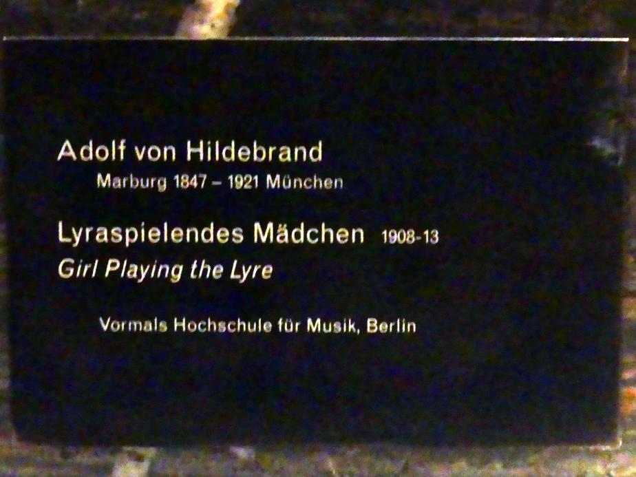 Adolf von Hildebrand (1871–1916), Lyraspielendes Mädchen, Berlin, Alte Nationalgalerie, Treppenhaus, 1908–1913, Bild 3/3