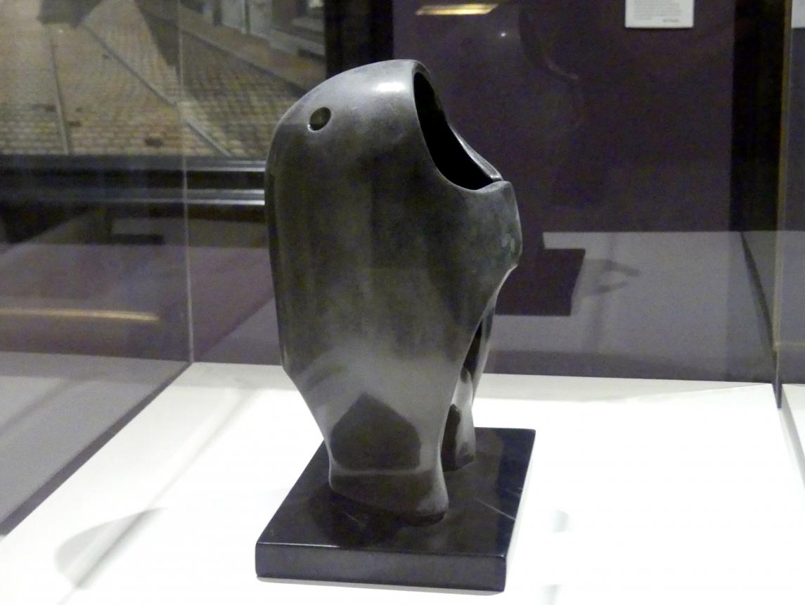 Henry Moore (1924–1982), Helm, Edinburgh, Scottish National Gallery of Modern Art, Gebäude One, Saal 20: jenseits des Realismus - Dada und Surrealismus, 1939–1940, Bild 3/5