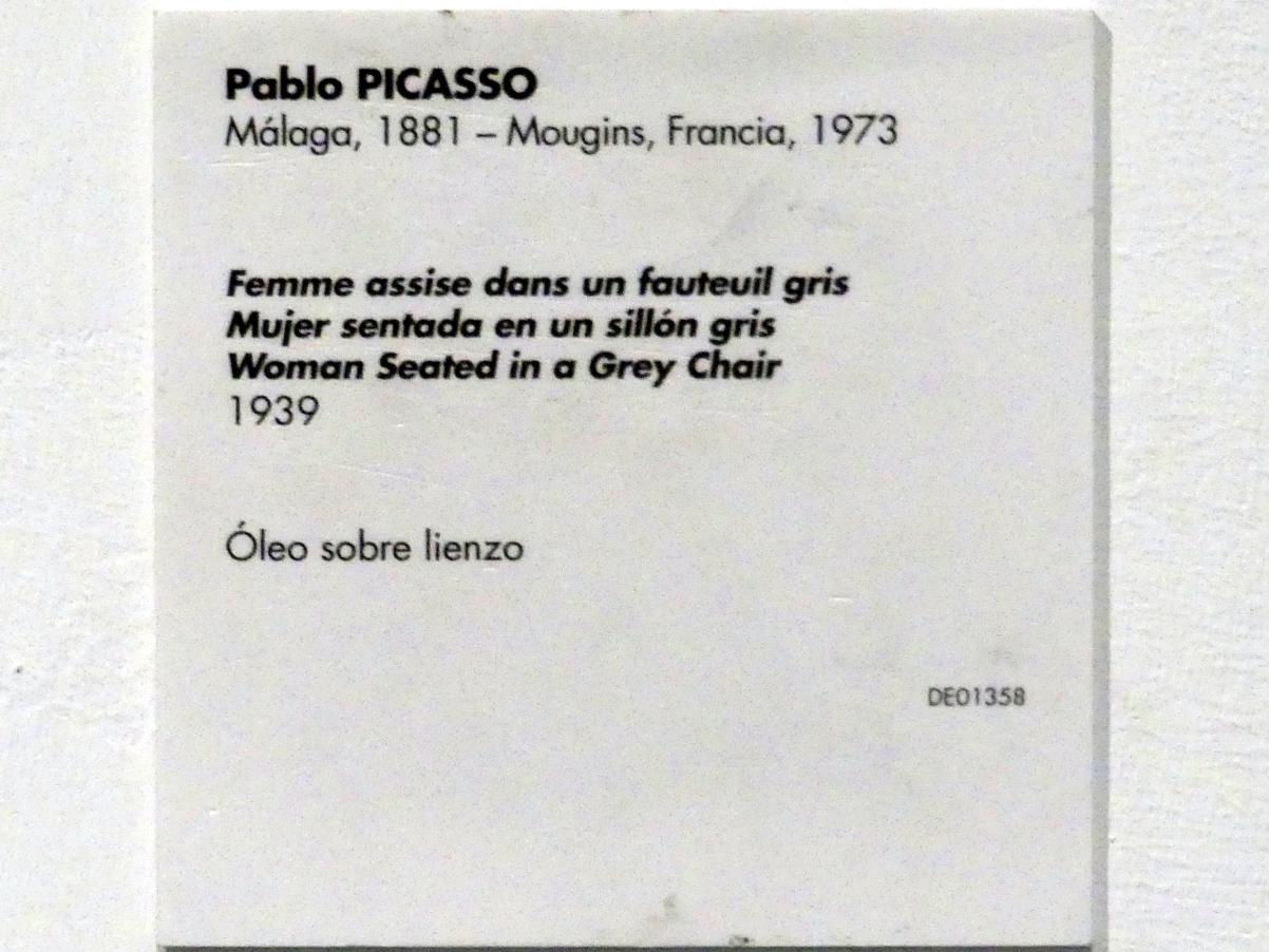 Pablo Picasso (1897–1972), Frau in grauem Sessel sitzend, Madrid, Museo Reina Sofía, Saal 401, 1939, Bild 2/2