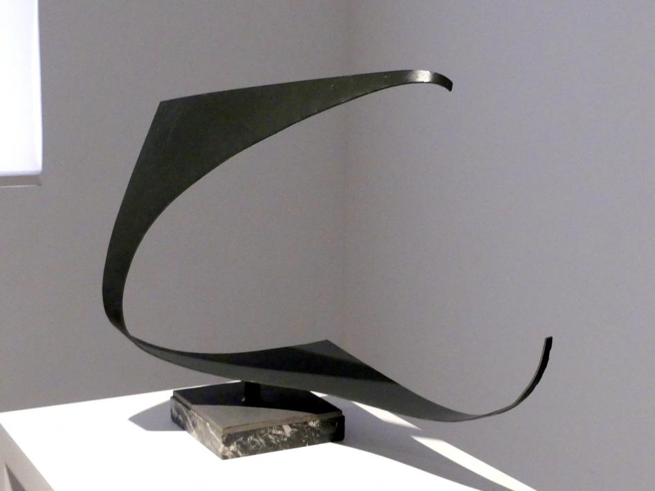 Jorge Oteiza (1957–1973), Leere Suspension. Grabstele. Hommage an den Flugzeugingenieur René Couzinet, Madrid, Museo Reina Sofía, Saal 407, 1957, Bild 2/4