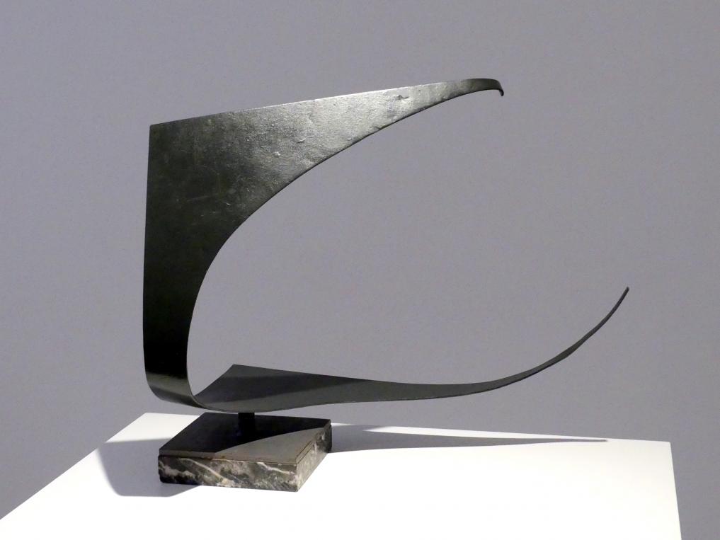 Jorge Oteiza (1957–1973), Leere Suspension. Grabstele. Hommage an den Flugzeugingenieur René Couzinet, Madrid, Museo Reina Sofía, Saal 407, 1957, Bild 3/4