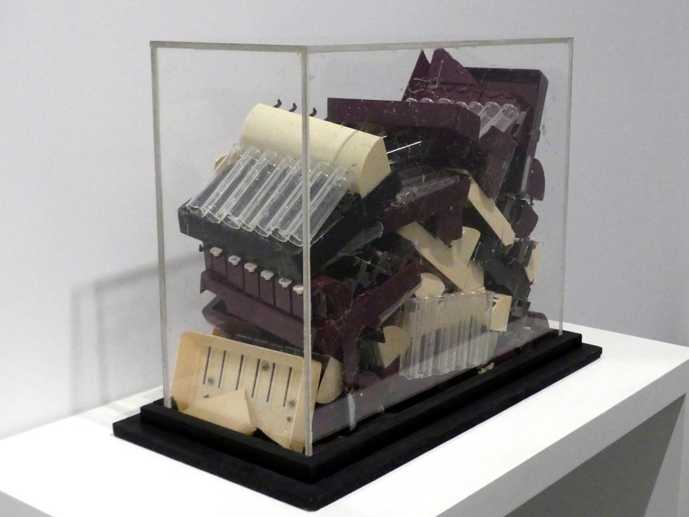 Arman (1960–1999), Elektronisches Gehirn (Maschinenhäufung), Madrid, Museo Reina Sofía, Saal 424, 1961, Bild 2/5