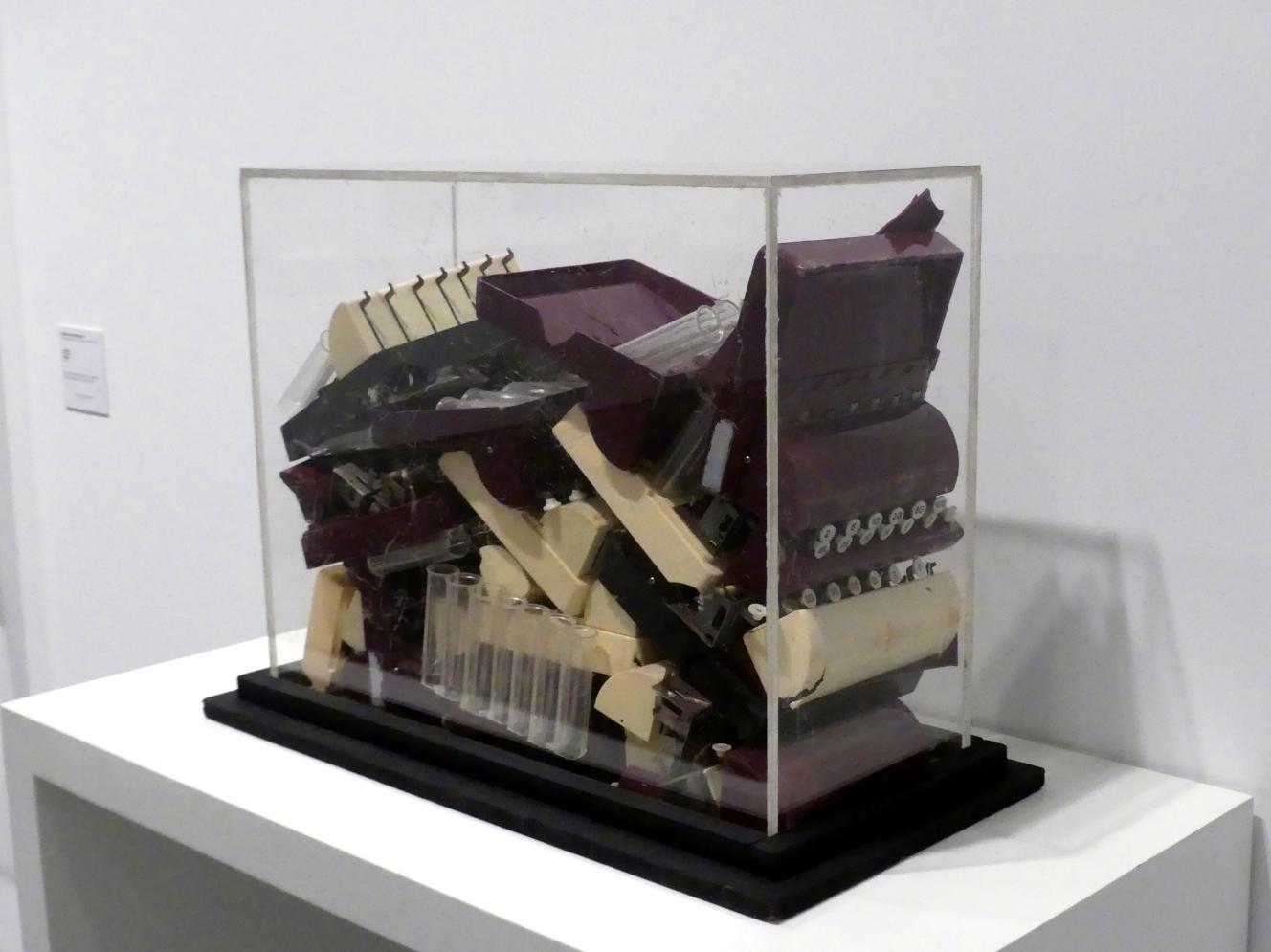 Arman (1960–1999), Elektronisches Gehirn (Maschinenhäufung), Madrid, Museo Reina Sofía, Saal 424, 1961, Bild 3/5