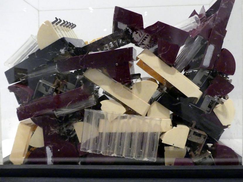 Arman (1960–1999), Elektronisches Gehirn (Maschinenhäufung), Madrid, Museo Reina Sofía, Saal 424, 1961, Bild 4/5