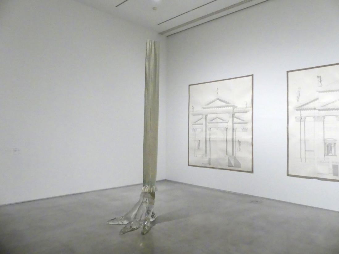 Luciano Fabro (1970), Muranoglas und reine Shantung Seide (Glasfuß), Madrid, Museo Reina Sofía, Saal 104.06, 1968–1972