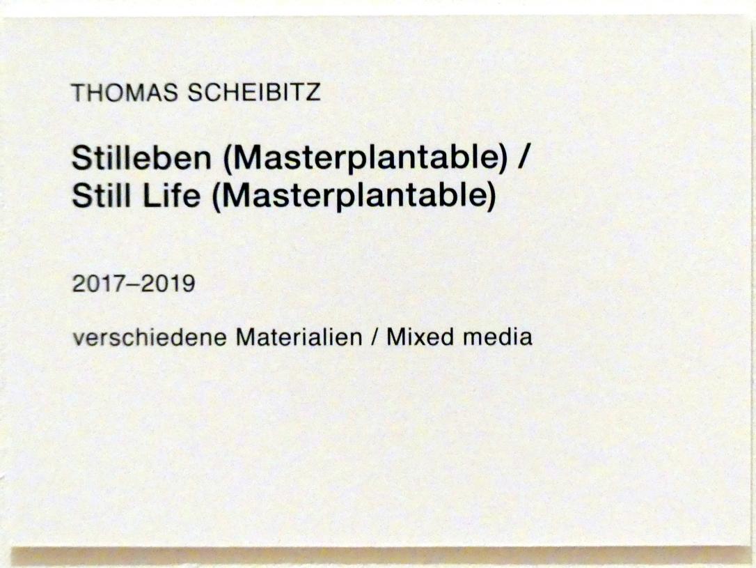 Thomas Scheibitz (1994–2019), Stillleben (Masterplantable), Berlin, Museum Berggruen, Stülerbau, 1. Obergeschoss, 2017–2019, Bild 2/2