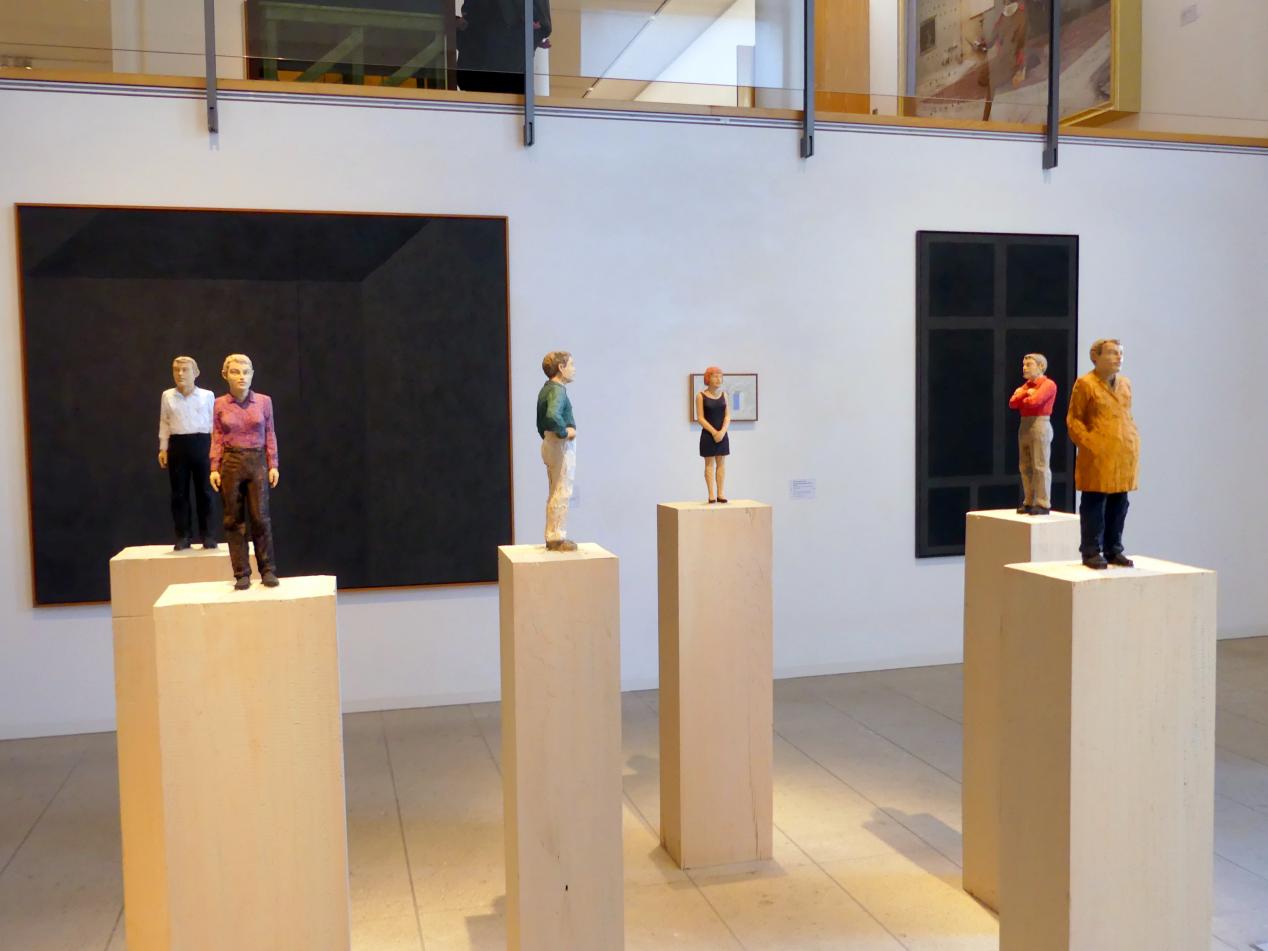 Stephan Balkenhol (1993–2017), 7 Figuren mit Haus, Schwäbisch Hall, Kunsthalle Würth, Ausstellung "Lust auf mehr" vom 30.09.2019 - 20.09.2020, Erdgeschoss, 2005–2006, Bild 2/4