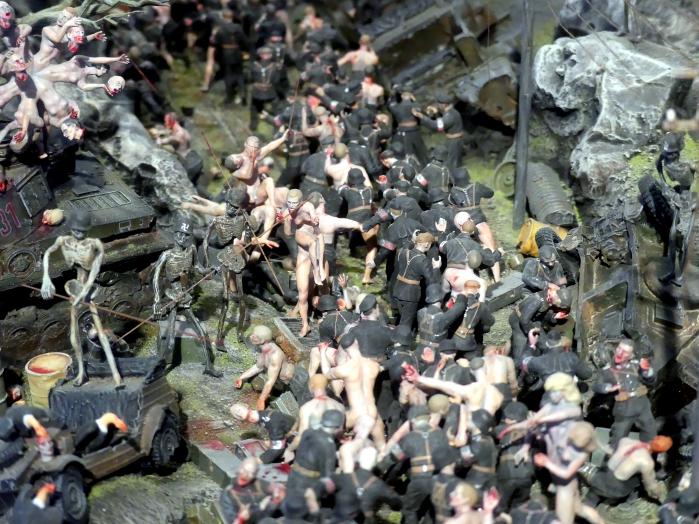 Jake und Dinos Chapman (1990–2006), Gott im Himmel ! Ze Vicious Circle !, Schwäbisch Hall, Kunsthalle Würth, Ausstellung "Lust auf mehr" vom 30.09.2019 - 20.09.2020, Obergeschoss, 2006, Bild 6/10