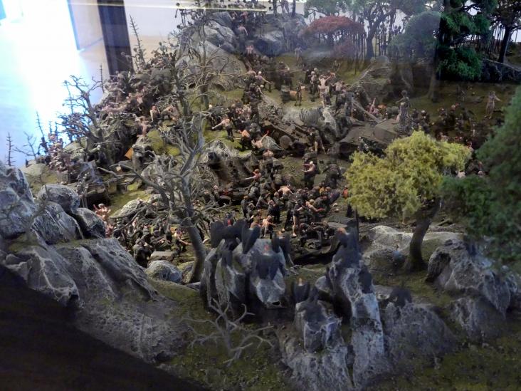 Jake und Dinos Chapman (1990–2006), Gott im Himmel ! Ze Vicious Circle !, Schwäbisch Hall, Kunsthalle Würth, Ausstellung "Lust auf mehr" vom 30.09.2019 - 20.09.2020, Obergeschoss, 2006, Bild 9/10