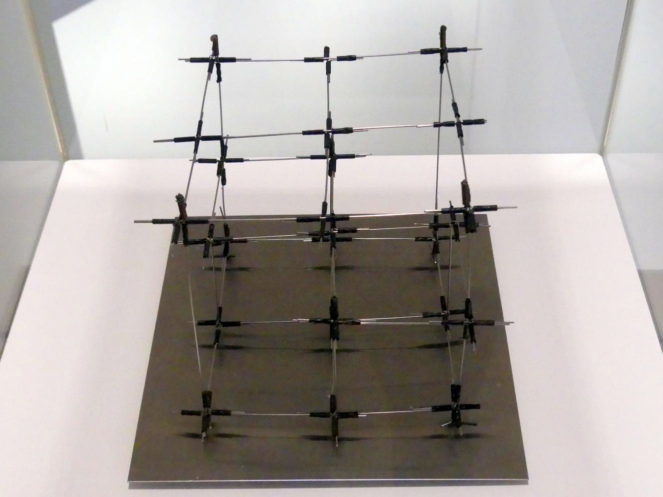 Gego (Gertrud Louise Goldschmidt) (1958–1990), Kleines Viech 89/16, Stuttgart, Kunstmuseum, Saal 8, 1989, Bild 2/3