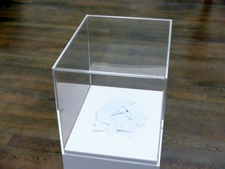 Martin Creed (2000–2004), Arbeit Nr. 309: A sheet of paper torn up, Stuttgart, Kunstmuseum, Saal 22, 2003