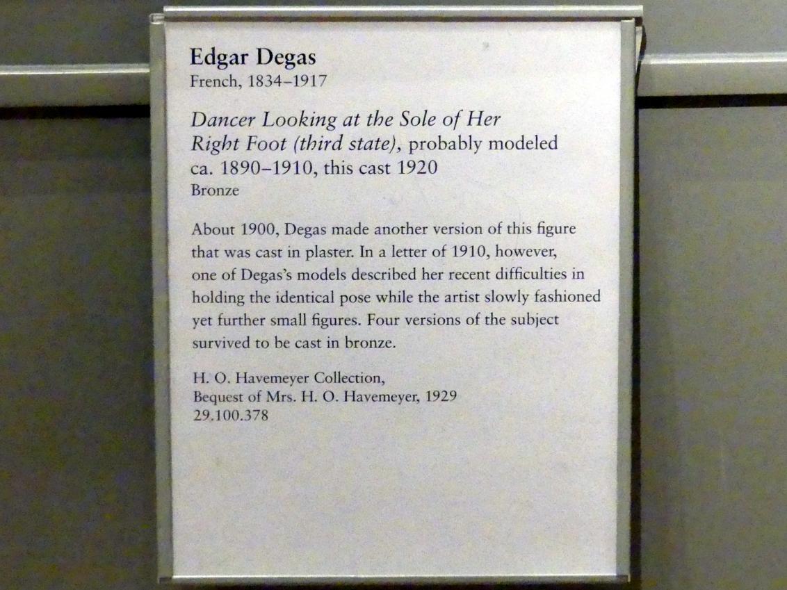 Edgar Degas (1855–1909), Tänzerin, die auf die Sohle ihres rechten Fußes schaut, New York, Metropolitan Museum of Art (Met), Saal 816, um 1890–1910, Bild 7/7