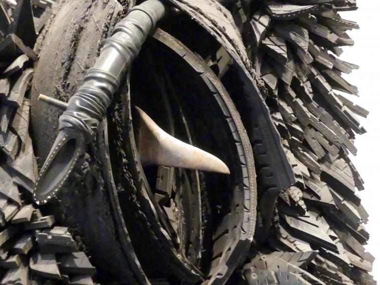 Chakaia Booker (2001), Raw Attraction - Rohe Attraktion, New York, Metropolitan Museum of Art (Met), Saal 925, 2001, Bild 4/7