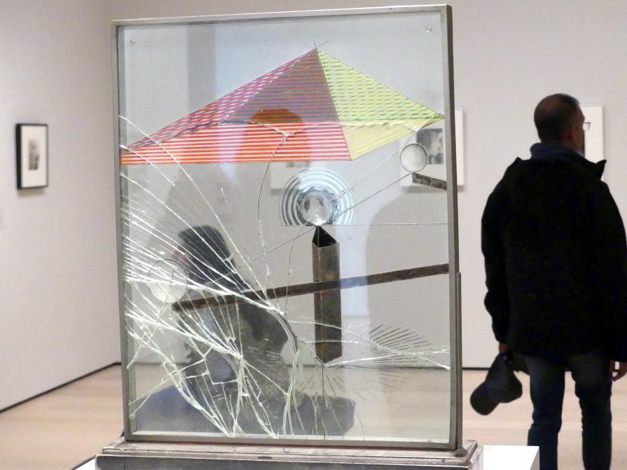 Marcel Duchamp (1911–1964), Fast eine Stunde lang (von der anderen Seite des Glases) mit einem Auge in der Nähe betrachtet werden, New York, Museum of Modern Art (MoMA), Saal 508, 1918, Bild 2/5
