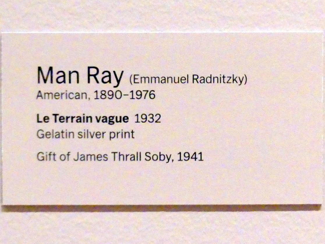 Man Ray (1914–1939), Das Ödland (Le Terrain Vague), New York, Museum of Modern Art (MoMA), Saal 517, 1932, Bild 2/2