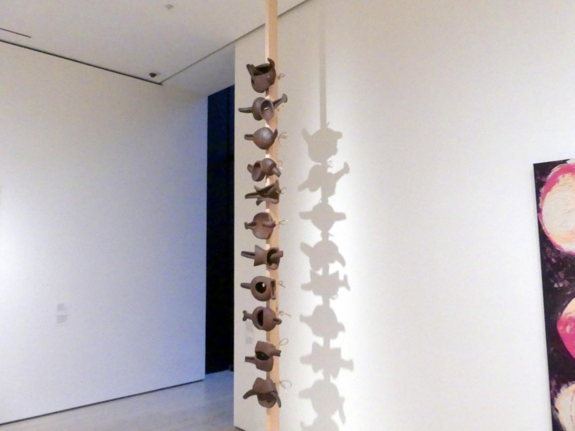 Isamu Noguchi (1952), Sogar der Hundertfüßer, New York, Museum of Modern Art (MoMA), Saal 405, 1952, Bild 3/4