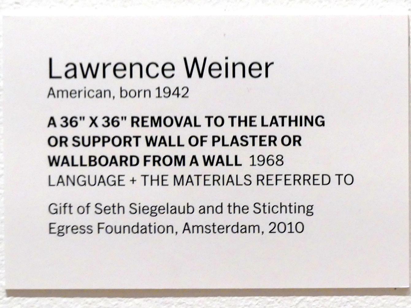 Lawrence Weiner (1968–1989), A 36" X 36" Entfernen der Putz- oder Stützwand von Putz oder Wandbrett von einer Wand, New York, Museum of Modern Art (MoMA), Saal 413, 1968, Bild 2/2