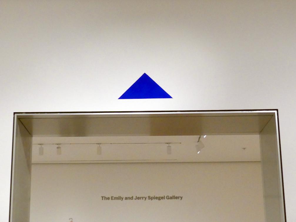 Blinky Palermo ( Peter Heisterkamp) (1965–1975), Blaues Dreieck, New York, Museum of Modern Art (MoMA), Saal 415, 1969, Bild 2/3