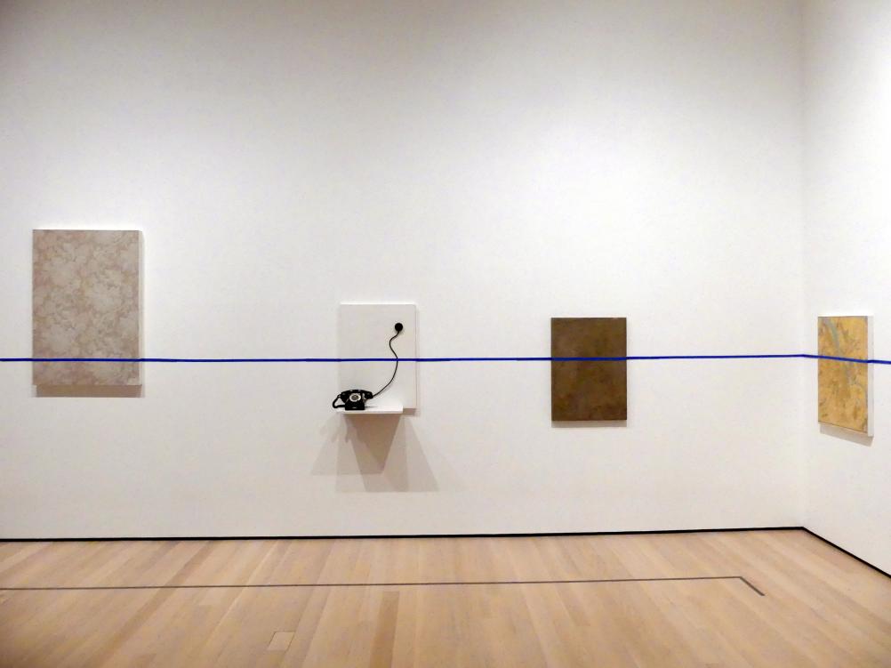 Edward Krasiński (1968–2001), Intervention mit einem Telefon, New York, Museum of Modern Art (MoMA), Saal 415, 1972, Bild 2/3