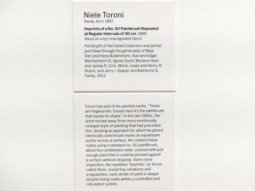 Niele Toroni (1969), Abdrücke eines Pinsels Nr. 50, wiederholt in regelmäßigen Abständen von 30 cm, New York, Museum of Modern Art (MoMA), Saal 415, 1969, Bild 2/2