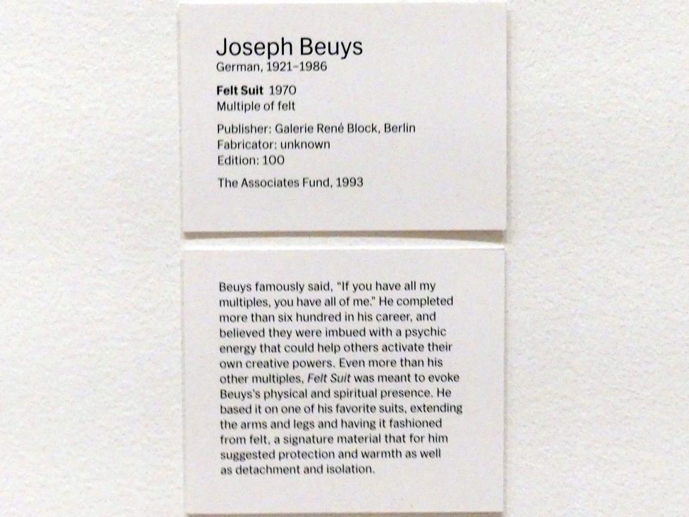 Joseph Beuys (1948–1985), Filzanzug, New York, Museum of Modern Art (MoMA), Saal 416, 1970, Bild 3/3