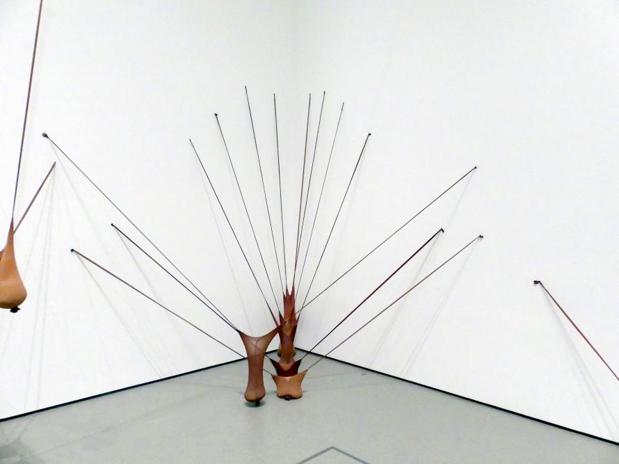 Senga Nengudi (1970–2019), R.S.V.P.I, New York, Museum of Modern Art (MoMA), Saal 202, 1977, Bild 3/4