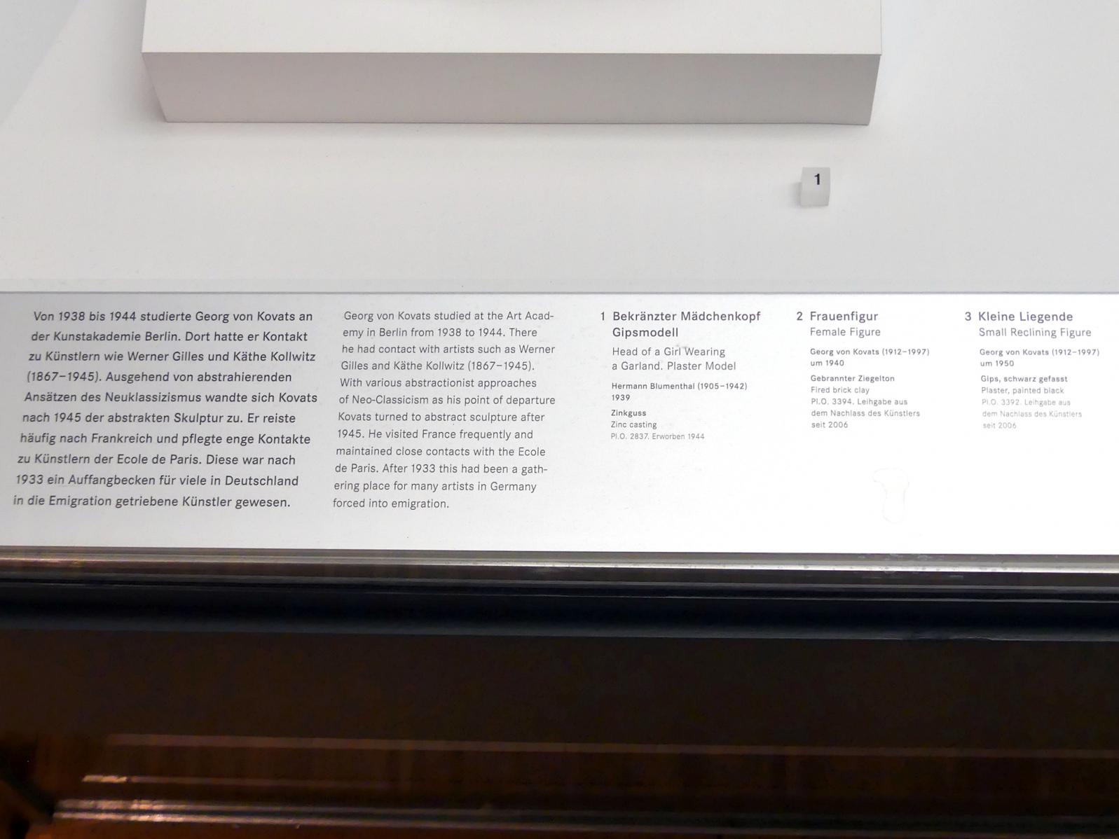 Georg von Kovats (1940–1950), Kleine Liegende, Nürnberg, Germanisches Nationalmuseum, Saal 222, um 1950, Bild 2/2