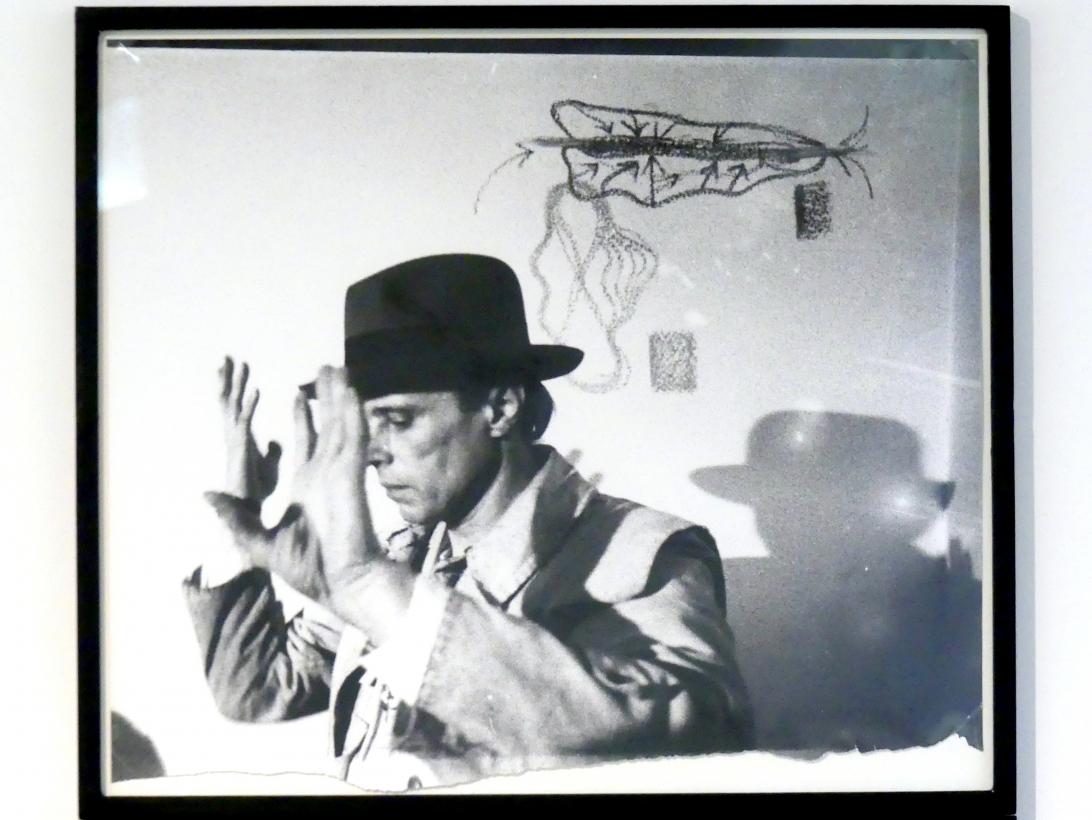 Ute Klophaus (1969), Aus der Ecke. Handaktion von Joseph Beuys, Nürnberg, Germanisches Nationalmuseum, Saal 232, 1969, Bild 2/6