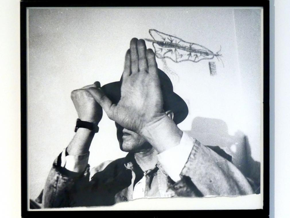 Ute Klophaus (1969), Aus der Ecke. Handaktion von Joseph Beuys, Nürnberg, Germanisches Nationalmuseum, Saal 232, 1969, Bild 3/6