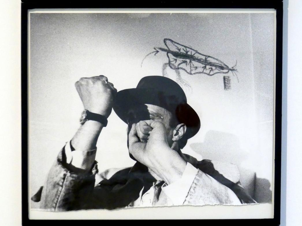 Ute Klophaus (1969), Aus der Ecke. Handaktion von Joseph Beuys, Nürnberg, Germanisches Nationalmuseum, Saal 232, 1969, Bild 4/6