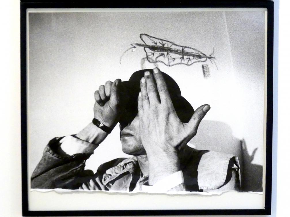 Ute Klophaus (1969), Aus der Ecke. Handaktion von Joseph Beuys, Nürnberg, Germanisches Nationalmuseum, Saal 232, 1969, Bild 5/6