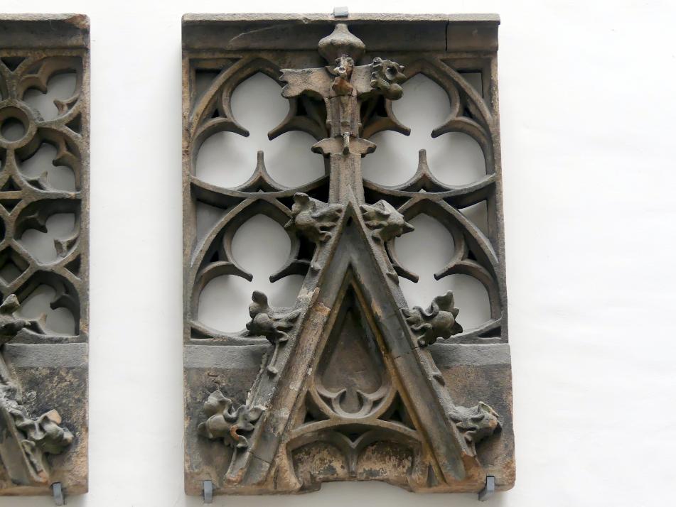 Konsolbüsten und Maßwerk-Architektur, Nürnberg, Hauptmarkt, jetzt Nürnberg, Germanisches Nationalmuseum, Saal 30, um 1385–1392, Bild 3/11